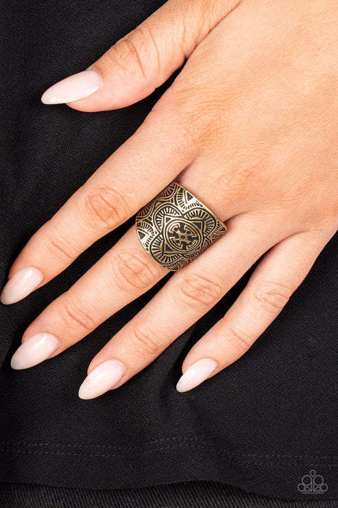 Paparazzi ♥ Argentine Arches - Brass ♥ Ring