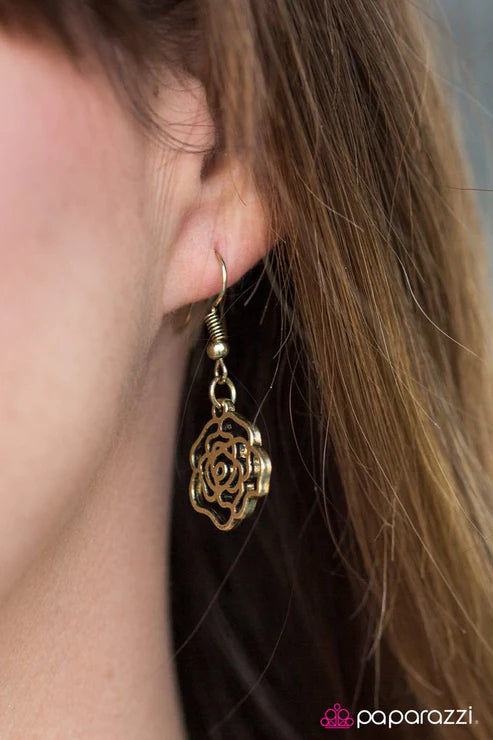 Paparazzi ♥ Fleur de Flirt - Brass ♥ Necklace
