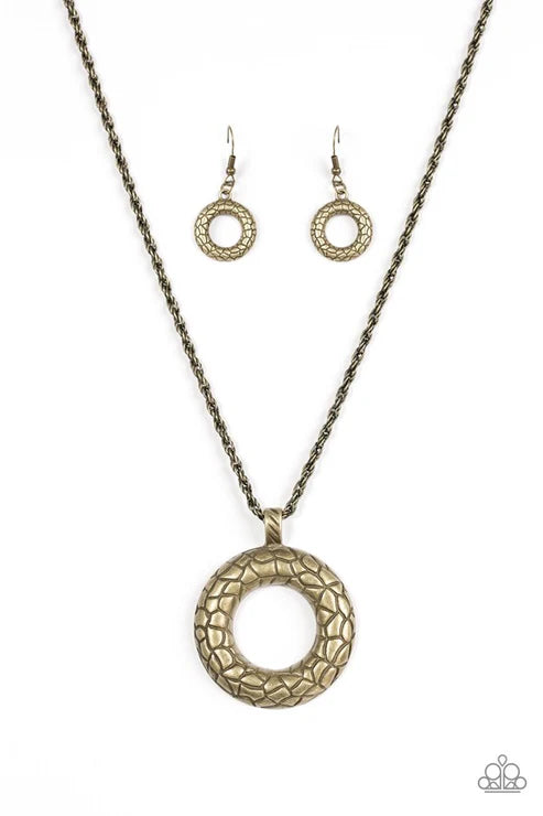 Paparazzi ♥ Pretty As A Prowess - Brass ♥ Necklace