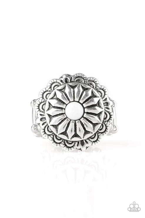 Paparazzi ♥ Daringly Daisy - White ♥ Ring