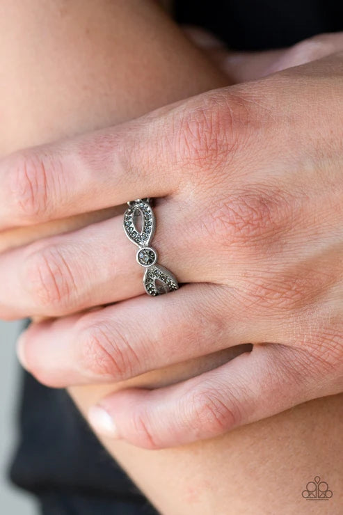 Paparazzi ♥ Extra Side Of Elegance - Silver ♥ Ring