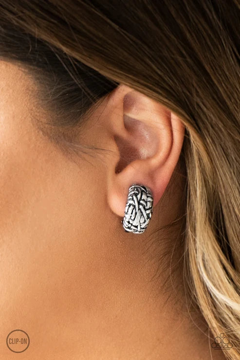 Paparazzi ♥ Couture Collision - Silver ♥ Clip-On