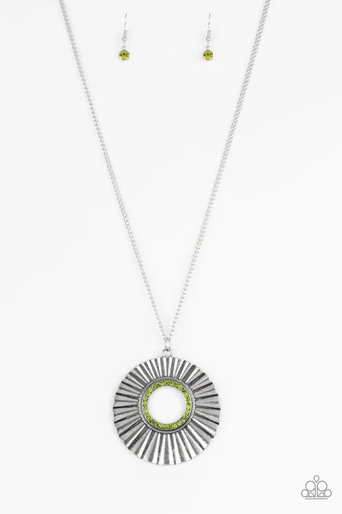 Paparazzi ♥ Chicly Centered - Green ♥ Necklace
