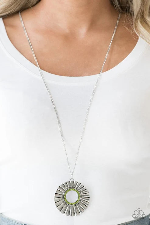 Paparazzi ♥ Chicly Centered - Green ♥ Necklace