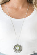Paparazzi ♥ Chicly Centered - Green ♥ Necklace