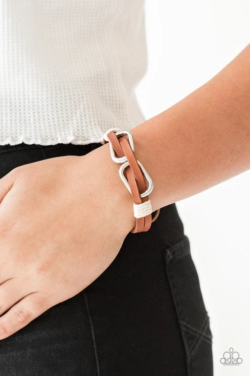 Paparazzi ♥ MOUNTAINEER Time Zone - White ♥ Bracelet