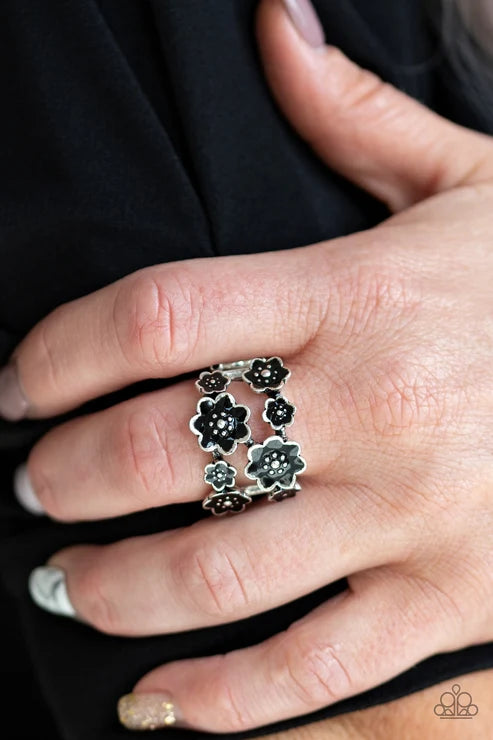 Paparazzi ♥ Floral Crowns - Black ♥ Ring