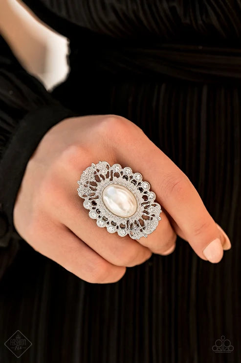 Paparazzi ♥ Radiantly Regal ♥ Ring