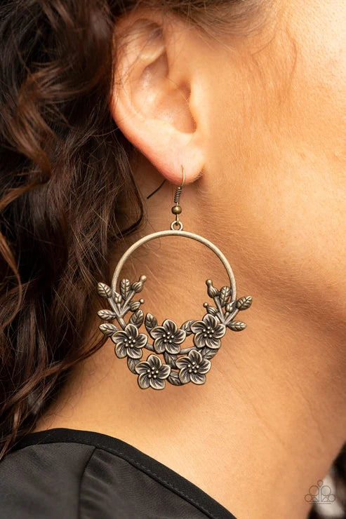 Paparazzi ♥ Eden Essence - Brass ♥ Earrings