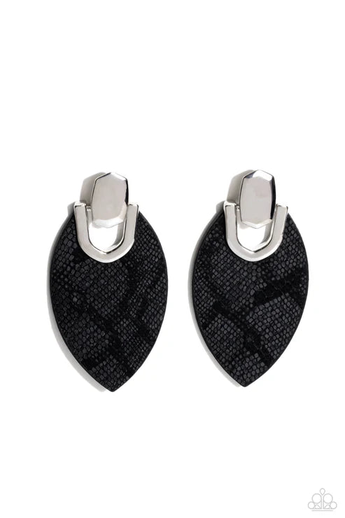 Paparazzi ♥ Wildly Workable - Black ♥ Post Earrings