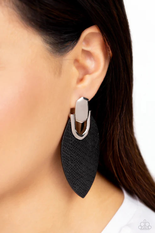 Paparazzi ♥ Wildly Workable - Black ♥ Post Earrings