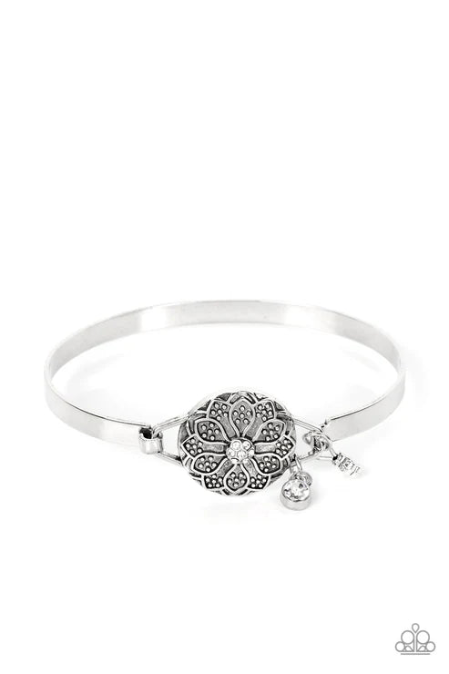 Paparazzi ♥ Fleur de Prairie - White ♥ Bracelet