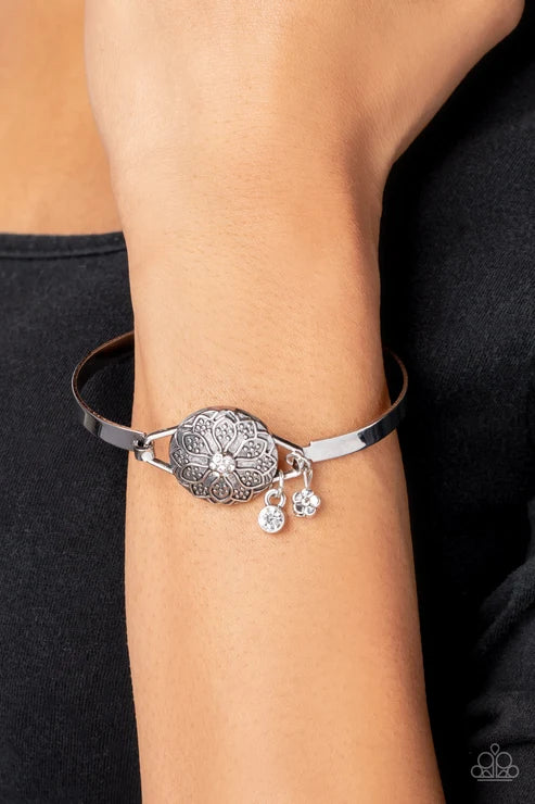 Paparazzi ♥ Fleur de Prairie - White ♥ Bracelet