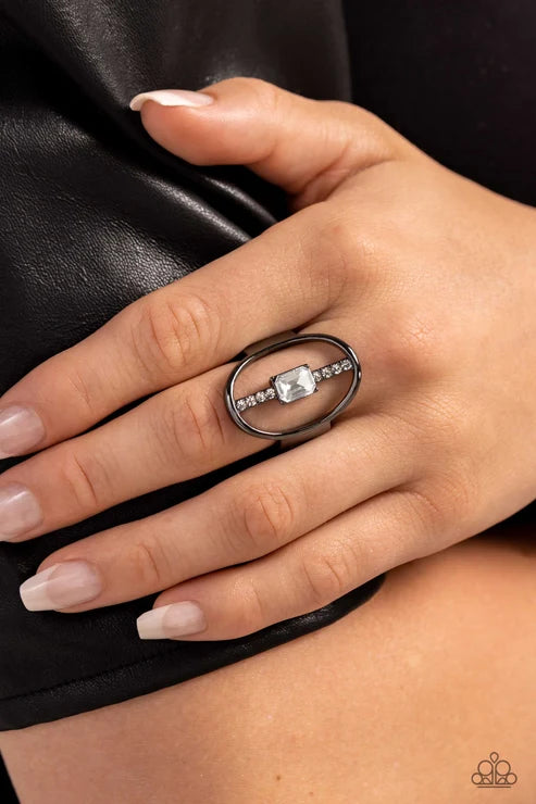 Paparazzi ♥ Middle of the Road - Black ♥ Ring