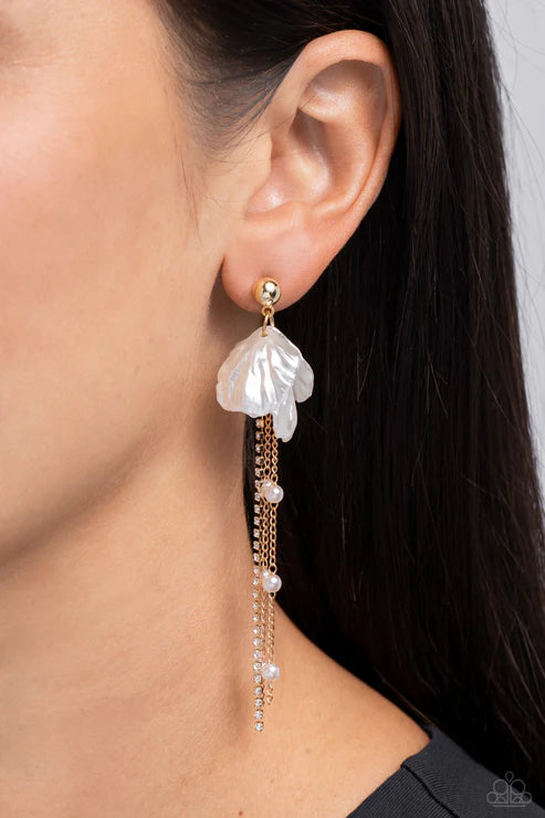 Paparazzi ♥ Graceful Gesture - Gold ♥ Post Earrings
